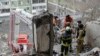 Спасатели разбирают завалы после удара по жилому зданию в Сумах, Украина, 30 января 2025 г. 