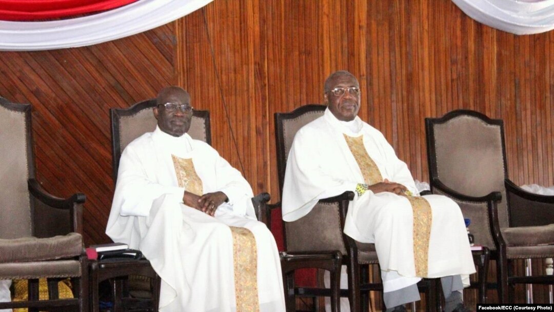 Mgr André Bokundoa-bo-Likabe (D), mokambi ya ECC (Eglise du Christ au Congo) elongo na Mgr Mpeye Boye na losambo na Cathédrale ya centenaire na Kinshasa, 28 avril 2017. (Facebook/ECC)
