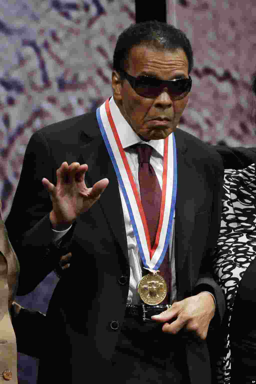 Muhammad Ali insonparvarlik bo'yicha ko'rsatgan xizmatlari uchun "Erkinlik" medali bilan taqdirlandi, 13-sentabr, 2012-yil.