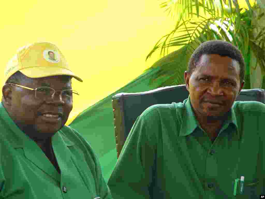  Rais Jakaya Kikwete akiwa na Rais Benjamin Mkapa Disemba 2005 wakati wa kampeni ya Kikwete kuingia madarakani kupitia tiketi ya Chama Cha Mapinduzi CCM.