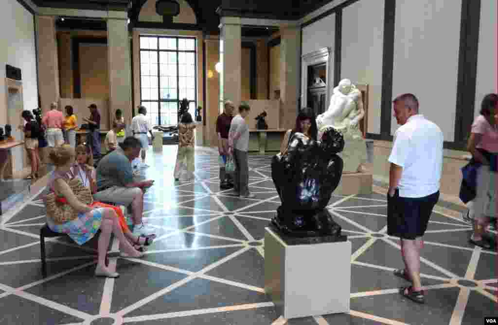 Visitors in the museum's main gallery. (Z. Hoke/VOA)