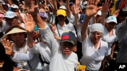 El gobierno ha contraprogramado a última hora su propia marcha femenina para defender el proceso constituyente.