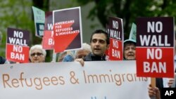 Trampning qochoqlar va immigratsiya bo'yicha cheklovlar o'rnatish qaroriga qarshi namoyish. Sietl. 2017-yil, 15-may. 