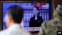 한국 서울역에 설치된 TV에서 김여정 북한 노동당 제1부부장의 대남 발언 관련 소식이 나오고 있다. (자료사진)