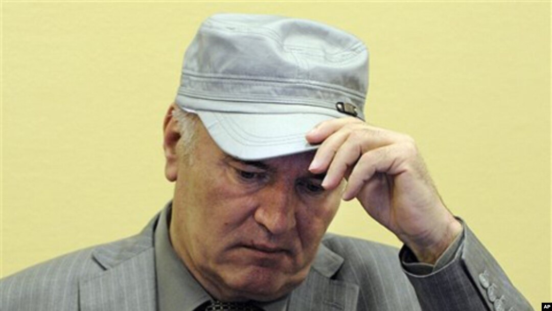 Former Bosnian Serb Gen. Ratko Mladic removes his hat in the court room during his initial appearance at the U.N.'s Yugoslav war crimes tribunal in The Hague, Netherlands, June 3, 2011.