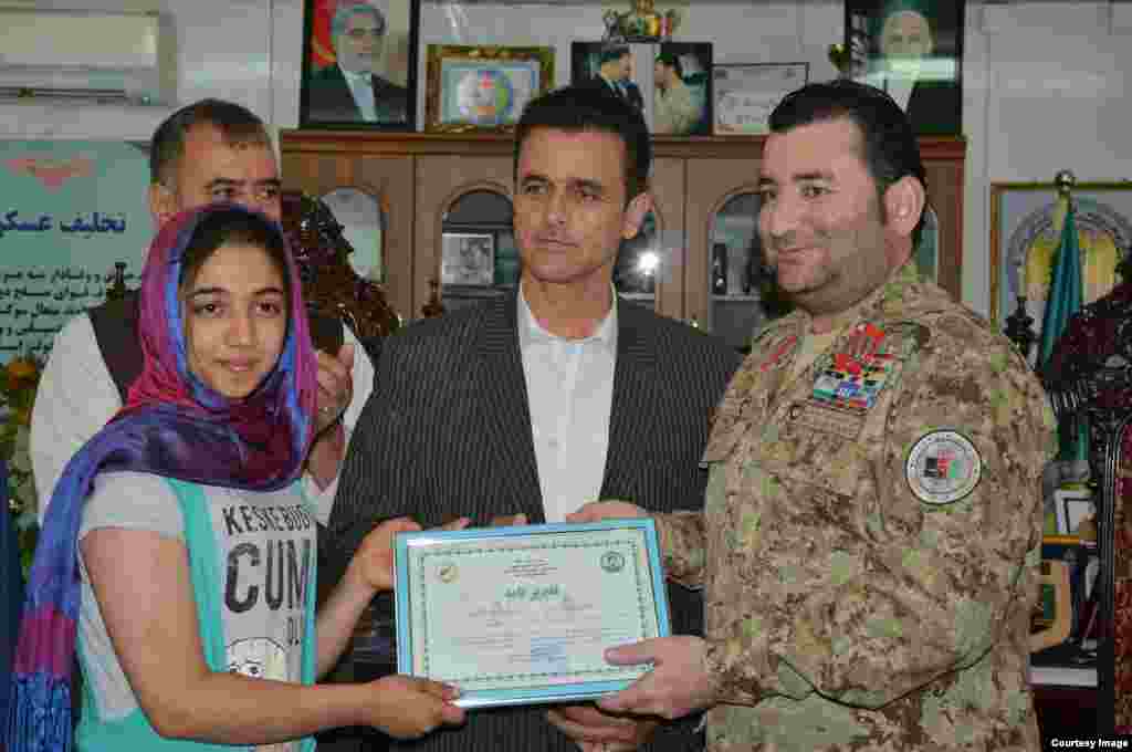 Afg'oniston harbiylari Barnoni taqdirlamoqda.