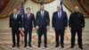 Chapdan AQSh Davlat kotibi Marko Rubio, Oq uyda Milliy xavfsizlik bo'yicha maslahatchi Mayk Volz, Ukraina Tashqi ishlar vaziri Andriy Sibixa, Ukraina prezidenti idorasi boshlig'i Andriy Yermak, Ukraina Mudofaa vaziri Rustem Umerov, Jidda, 11-mart, 2025 