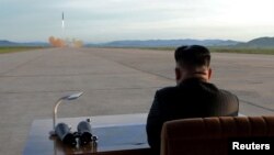 朝鲜中央通讯社（KCNA）发布的这张未注明日期的照片显示朝鲜领导人金正恩（Kim Jong Un）观看朝鲜发射火星12弹道导弹。