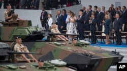 Tramp Fransiyadagi paradni ko'zdan kechirmoqda, Parij, 14-iyul, 2017-yil