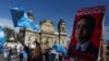 Manifestantes en Guatemala piden la renuncia del presidente Alejandro Giammattei y la fiscal general, María Porras, en la Ciudad de Guatemala el 31 de julio de 2021.