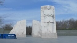 Martin Lyuter King yodgorligi oldida