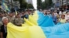 乌克兰民众在基辅举着国旗庆祝独立日。（2020年8月24日）