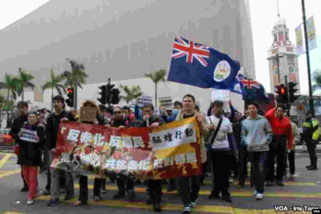 About 100 Hong Kong activists, angered by surging numbers of mainland Chinese visitors in the city, stage a protest on Canton Road, on February 16, 2014. (Iris Tong, VOA)