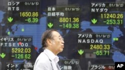 9月5日一名男子走过日本股市的电子显示版