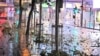 2023年9月1日，在香港铜锣湾的一条街上，台风“苏拉”带来的强风导致碎片飞扬。（法新社）