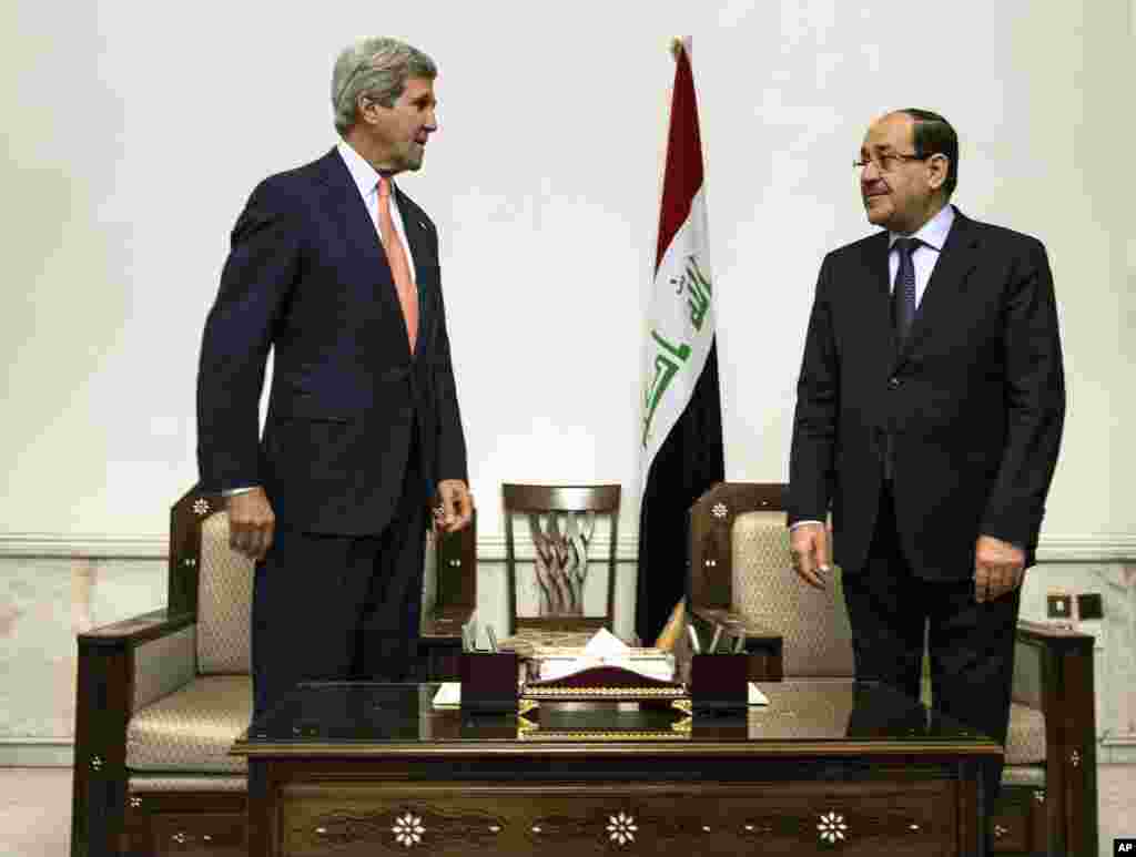 AQSh Davlat kotibi Jon Kerri (chapda) Iroq Bosh vaziri Nuri al-Malikiy bilan, Bag'dod, Iroq, 23-iyun, 2014-yil. 