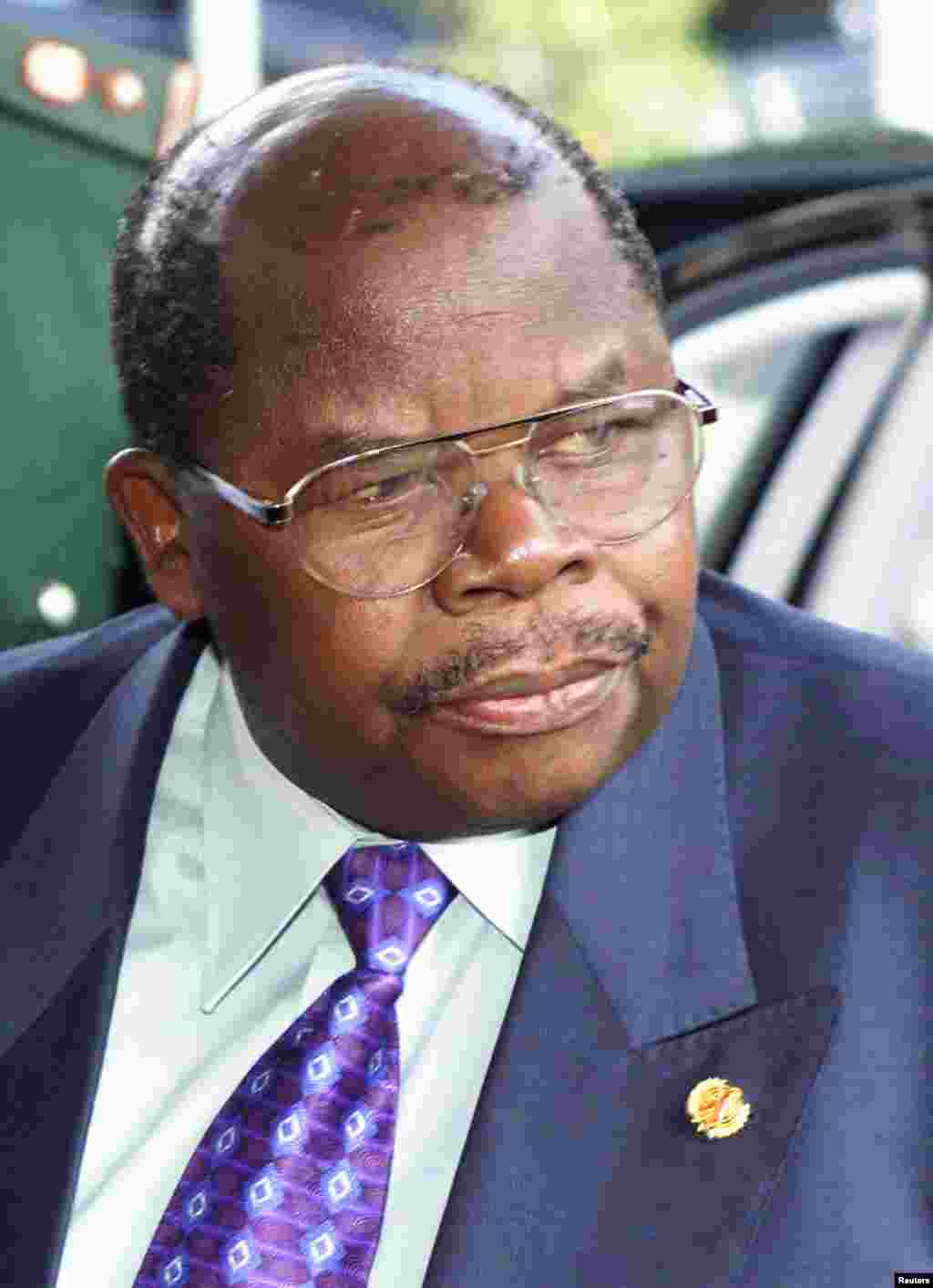 Benjamin William Mkapa akishiriki katika mazungumzo ya amani Arusha, Tanzania, February 26, 2001. 