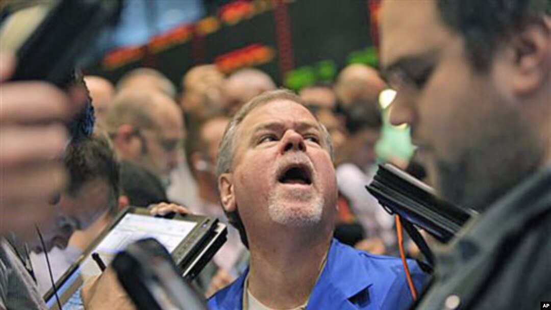 Traders work in the oil options pit at the New York Mercantile Exchange in New York City, where economic fallout from the massive earthquake that struck off the east coast of Japan dipped oil below $100 for the first time this month, March 14, 2011