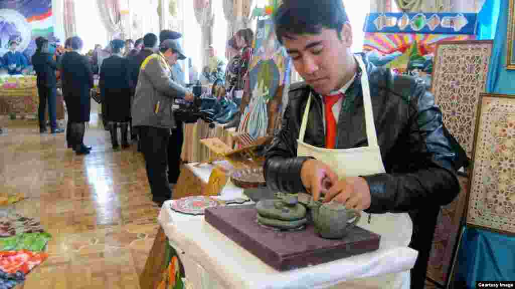 Plastilindan shakl yasovchi usta