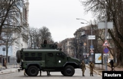 Ukraina askarlari poytaxt Kiyevga kirish yo'lini qo'riqlamoqda, 2022-yil, 24-fevral.