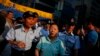 2014年10月8日，香港警察护送一名反对占中者离开民主示威区域，以免发生对抗。