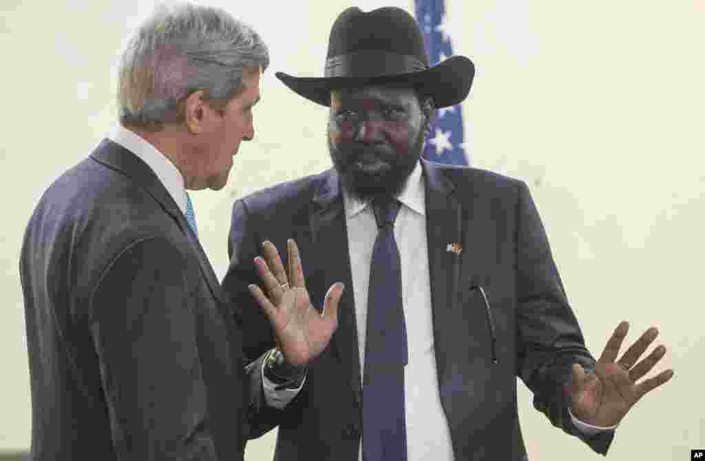 Jon Kerri (chapda) Janubiy Sudan prezidenti Salva Kir bilan, Juba, 2-may, 2014-yil.