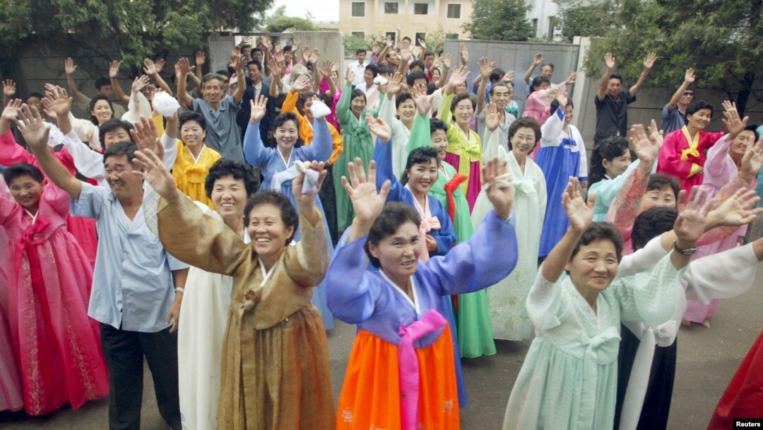 북한 평양 장충성당에서 지난 2003년 남북한 합동 미사를 봉헌한 후 북한 신자들이 떠나는 한국 신자들을 향해 손을 흔들고 있다. 탈북자들은 외부 선전용 성당이라고 증언하고 있다. (자료사진)