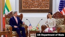 AQSh Davlat kotibi Jon Kerri Myanma Tashqi ishlar vazirasi Au San Su Chi bilan gaplashmoqda, Neypido, Myanma, 22-may, 2016-yil
