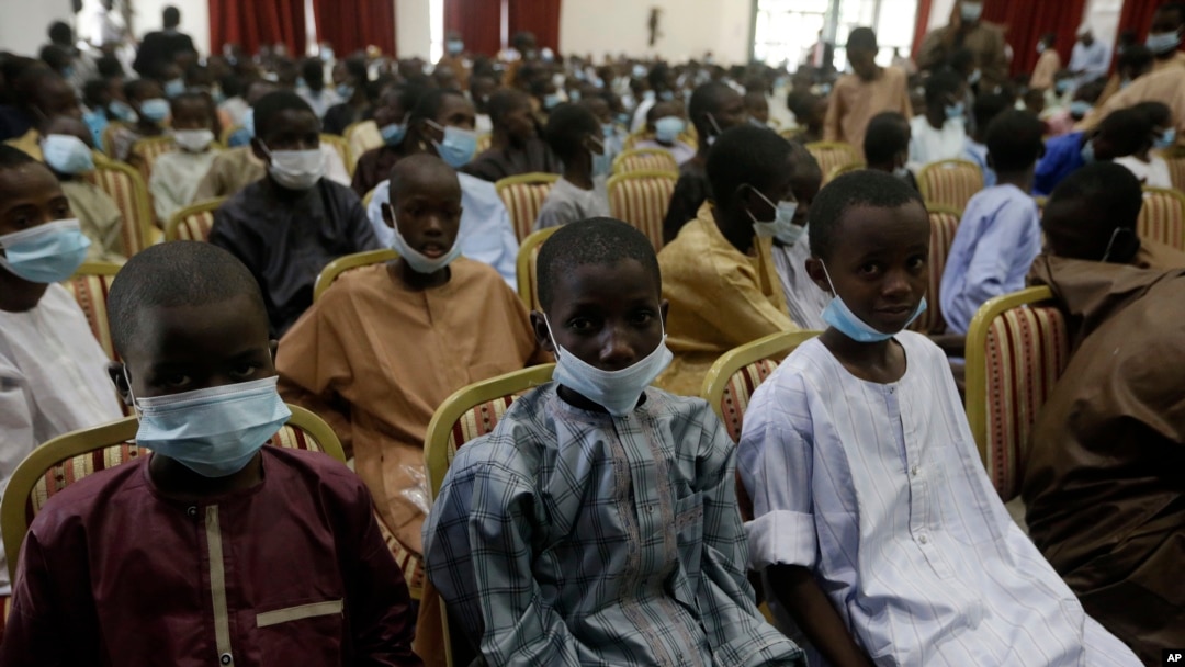 Vijana wa shule walioachiwa huru wakiwa kwenye mkutano na rais wa Nigeria Muhammadu Buhari, Dec. 18, 2020 huko Katsina, Nigeria(AP Photo/Sunday Alamba).