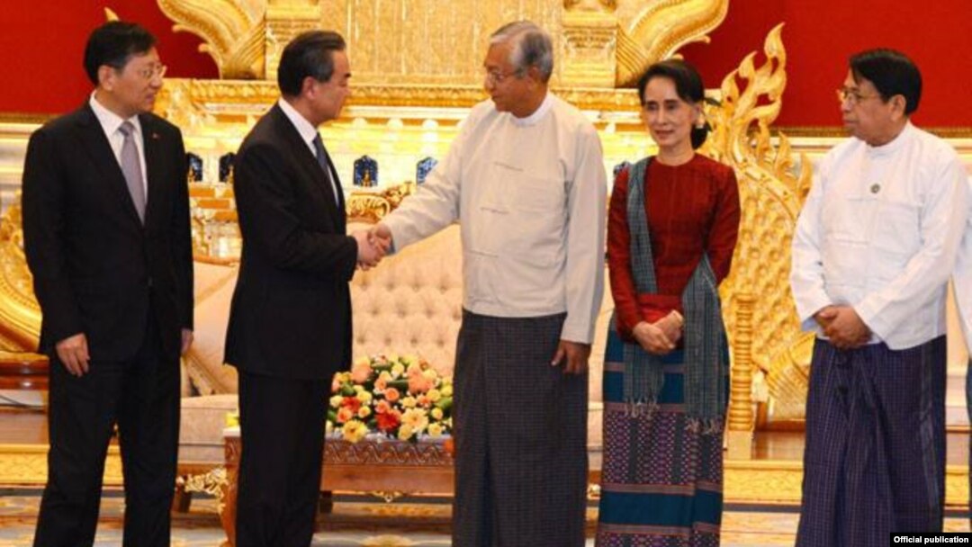 တရုတ်နိုင်ငံခြားရေးဝန်ကြီး ဝမ်ယီကို သမ္မတ ဦးထင်ကျော်နဲ့ နိုင်ငံခြားရေးဝန်ကြီး ဒေါ်အောင်ဆန်းစုကြည်တို့မှ လက်ခံတွေ့ဆုံစဉ် 