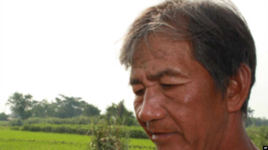 A farmer in the Philippines will soon receive advice on how to increase his rice field's productivity on his mobile phone. AppBridge hopes to expand the concept to help the poor receive education or skills training.