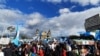 Cientos de personas protestan en la Plaza de la Constitución de Guatemala el 21 de noviembre de 2020 contra la aprobación del presupuesto para 2021 y pidiendo la renuncia de las autoridades. Foto de Eugenia Sagastume, VOA.