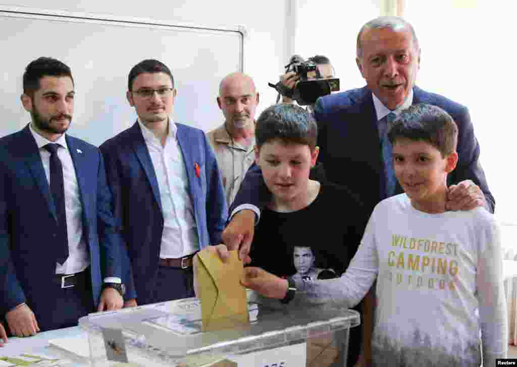 Prezident Rajab Toyib Erdog'an nevaralari bilan