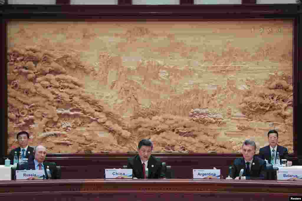 中国国家主席习近平，俄罗斯总统普京和阿根廷总统马克里在北京雁栖湖国际会议中心举行的&ldquo;一带一路&rdquo;国际合作高峰论坛的圆桌峰会上。后排坐着的是王沪宁和副总理张高丽（2017年5月15日）。