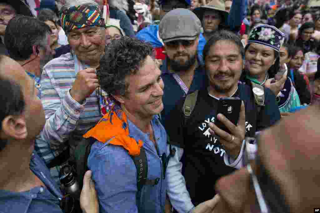 Aktyorlar Mark Ruffalo, Leonardo Di Kaprio Nyu-Yorkdagi namoyish paytida.