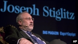 Americano Joseph E. Stiglitz, foi laureado Nobel de Economia em 2001 