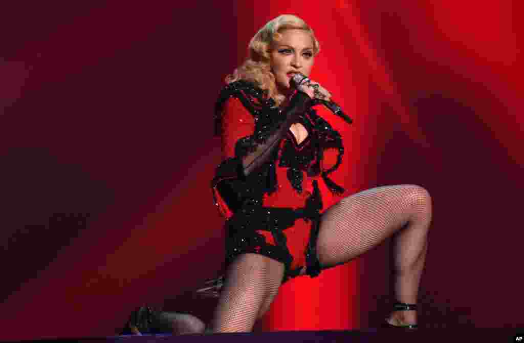 Madonna canta na 57ª gala anual dos Prémios Grammy Los Angeles, Califórnia, Fev. 8, 2015.