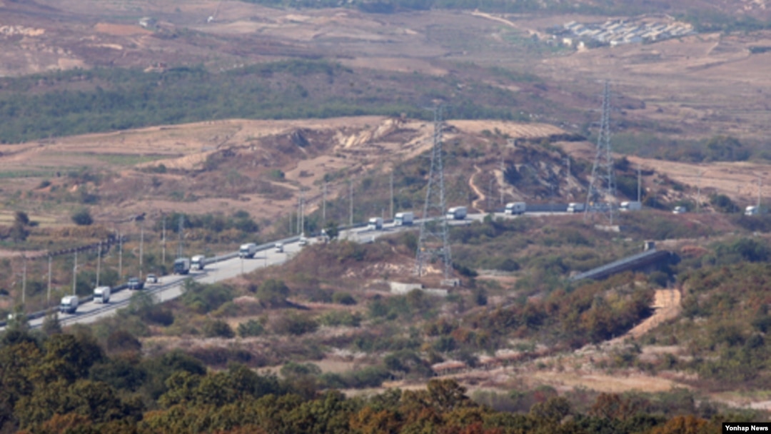 지난 10월 개성공단에서 나온 차량들이 남쪽으로 줄지어 이동하고 있다. 경기도 파주시 도라전망대에서 바라본 개성공단.