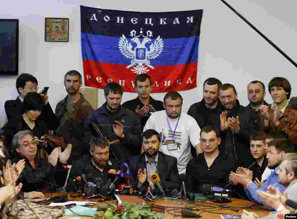 Donetskdagi rossiyaparast kuchlar rahbari Denis Pushilin (markazda) referendumni qoldirmaslik bo'yicha qaror qabul qilinganini ma'lum qilmoqda.