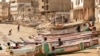 Deca se igraju na ribarskim čamcima poznatim kao "piroge" u Dakaru, u Senegalu, 24. juna 2023. Velike piroge, poput one pronađene 15. avgusta 2023. u blizini Kabo Verdea, koriste se za prelaz migranata iz Senegala u Španiju.