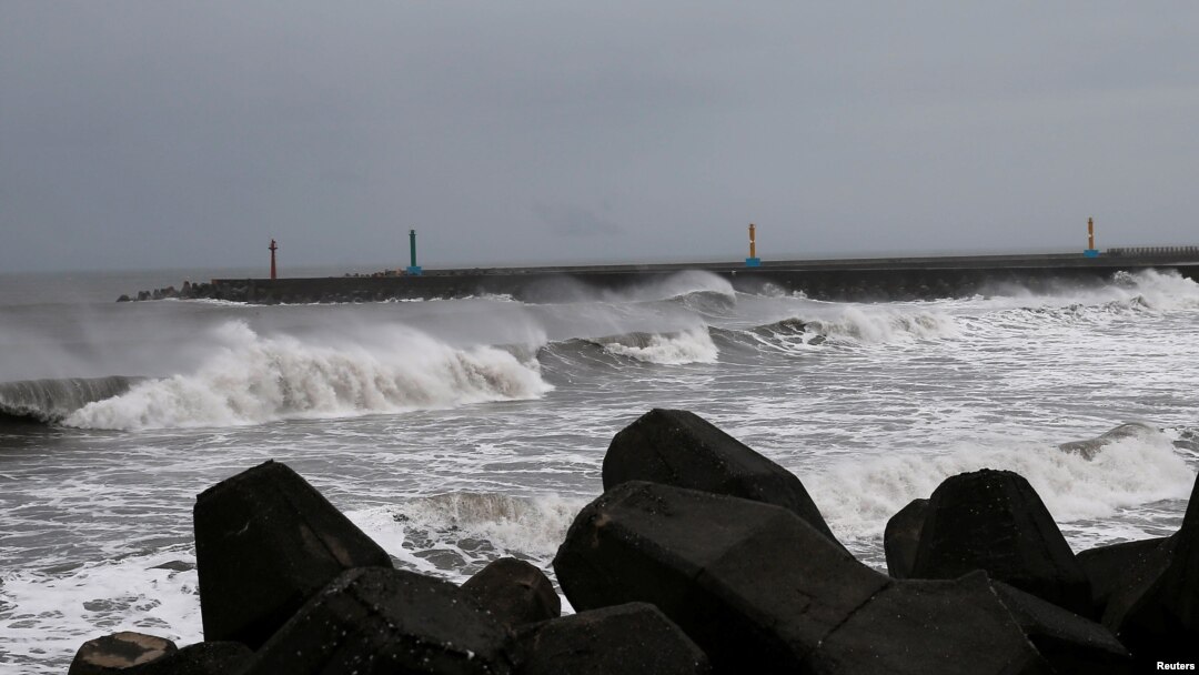 Waves pound Taiwan's northern coast as typhoon Malakas approaches, in Yilan, Taiwan, Sept. 17, 2016.
