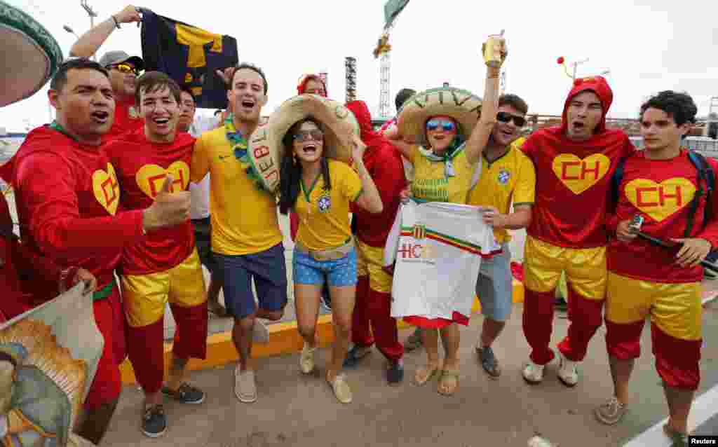 Braziliya va Meksika muxlislari o&#39;zaro o&#39;yin oldidan birga, Fortaleza, Braziliya, 17-iyun, 2014-yil.