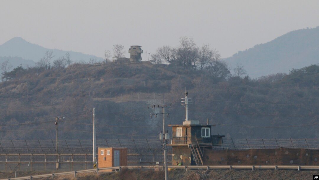한국 경기도 파주 인근 비무장지대(DMZ)의 남측 초소와 멀리 보이는 북측 초소.