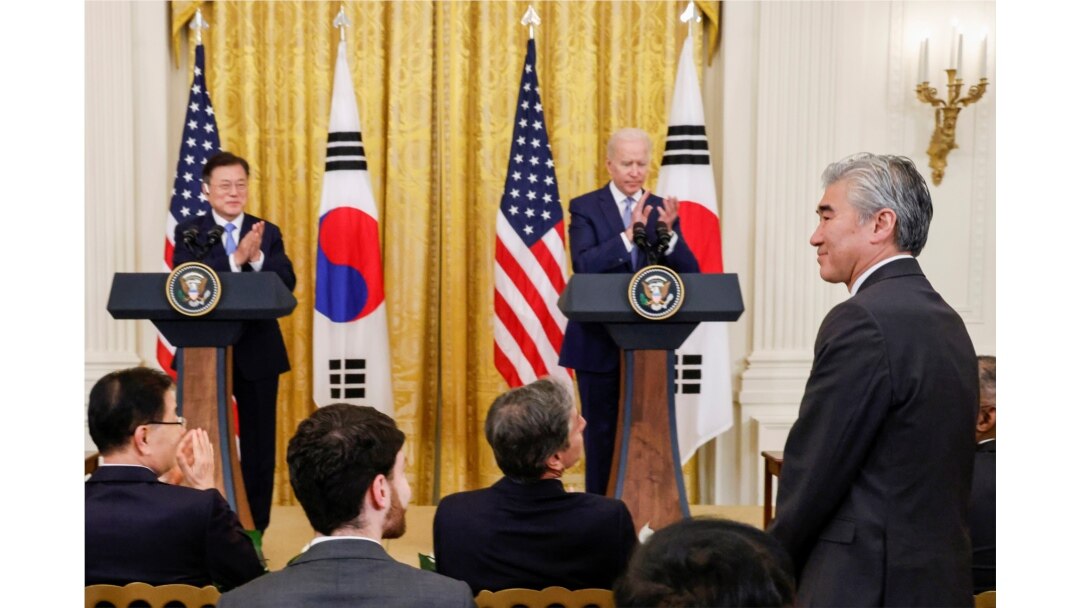 조 바이든 미국 대통령이 21일 백악관에서 문재인 한국 대통령과 가진 공동 기자회견에서 성 김 국무부 동아시아태평양차관보 대행이 새 대북특별대표로 일할 것이라고 발표한 후, 김 특별대표를 일으켜 세우고 박수를 보냈다.