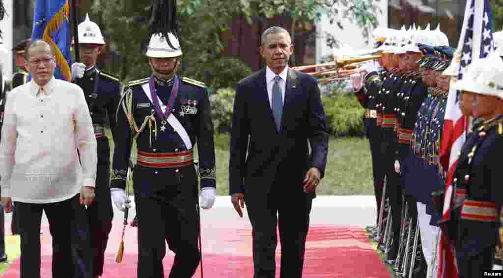 Visiting U.S. President Barack Obama and Philippine's President Benigno Aquino (L) review troops during a welcoming ceremony for Obama at the Malacanang presidential palace grounds in Manila April 28, 2014. REUTERS/Erik De Castro (PHILIPPINES - Tags: 