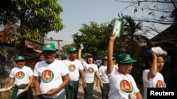 ၂၀၁၀ ခုနှစ်က ရွေးကောက်ပွဲမဲဆွယ်စည်းရုံးနေကြတဲ့ ပြည်ထောင်စုကြံံ့ခိုင်ရေးနဲ့ ဖွံ့ဖြိုးရေးပါတီဝင်များ။
