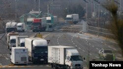 11일 개성공단 한국 기업 차량들이 경기도 파주시 경의선 남북출입사무소를 통해 남측으로 입경하고 있다.