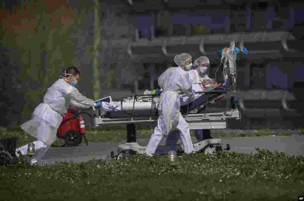 Koronavirus bilan kasallangan bemor &quot;Mulhouse&quot; kasalxonasidan olib ketilmoqda. Fransiya, 23-mart, 2020-yil.