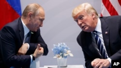AQSh Prezidenti Donald Tramp (o'ngda) Rossiya rahbari Vladimir Putin bilan Germaniyada o'tgan "Katta yigirmalik" sammitida, 7-iyul, 2017-yil.
