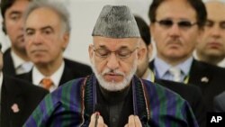 Afg'oniston prezidenti Hamid Karzayda Tokiodagi anjumanda so'zlamoqda, 8-iyul, 2012-yil